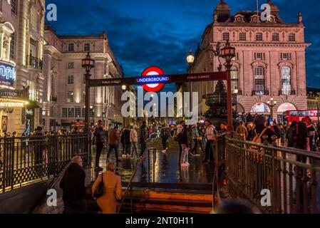 Stazione della metropolitana di Piccadilly, Piccadilly Circus, luogo iconico nel centro di Londra, nel cuore della città vicino al quartiere dei teatri, di notte, Londra Foto Stock