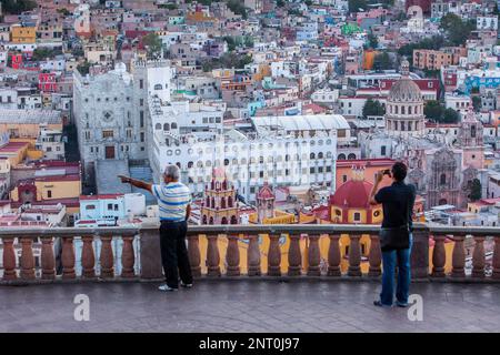 I turisti, vista di Guanajuato dal 'Mirador el Pipila", stato di Guanajuato, Messico Foto Stock