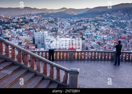 I turisti, vista di Guanajuato dal 'Mirador el Pipila", stato di Guanajuato, Messico Foto Stock