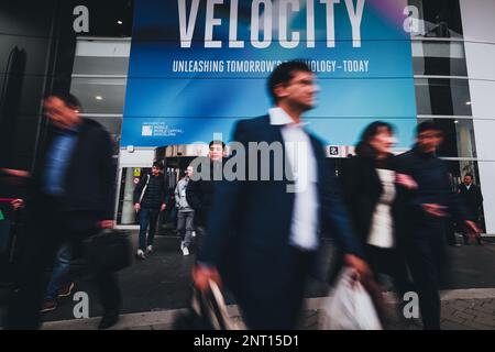 Barcellona, Spagna. 27 febbraio 2023: I visitatori lasciano il Mobile World Congress, uno degli eventi più importanti per le tecnologie mobili, e un trampolino di lancio per smartphone, tecnologie future, dispositivi e periferiche presso la sede Fira Gran Via. L'edizione 2023 è ispirata al tema "Velocity - Unleashed Tomorrow's Technology Today". Foto Stock