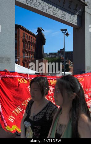 Chinatown. Chatham square. Il modulo Kim Lau Memorial Arch, eretta nel 1962 in memoria dei cinesi americani che è morto nella Seconda guerra mondiale e di una statua di Lin Ze X Foto Stock