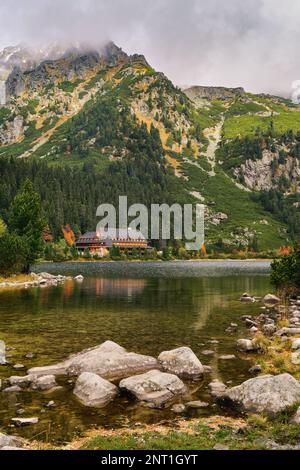 Misty autunno mattina paesaggio nel parco nazionale. Lago di Pradske Pleso e hotel o rifugio alti Monti Tatra, Carpazi occidentali, Slovacchia. Stella Foto Stock