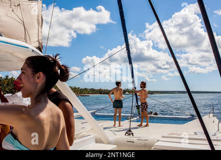 I turisti su un catamarano, viaggio nell'isola di Saona, Repubblica Dominicana Foto Stock