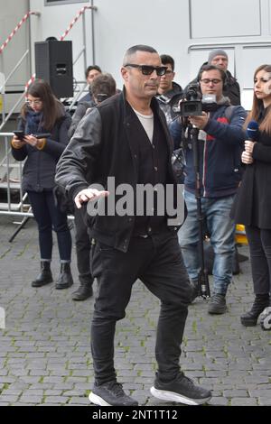 Roma, Italia. 27th Feb, 2023. Alex Britti.Rome, funerale di Maurizio Costanzo. 27 febbraio 2023 Credit: dpa/Alamy Live News Foto Stock