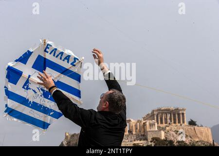 Atene, Grecia. 27th Feb, 2023. Un uomo cerca di volare un aquilone in occasione del lunedì pulito alla collina Filopappou ad Atene, in Grecia, il 27 febbraio 2023. Credit: Marios Lolos/Xinhua/Alamy Live News Foto Stock