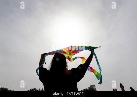 Atene, Grecia. 27th Feb, 2023. Una donna cerca di volare un aquilone in occasione del lunedì pulito alla collina Filopappou ad Atene, in Grecia, il 27 febbraio 2023. Credit: Marios Lolos/Xinhua/Alamy Live News Foto Stock