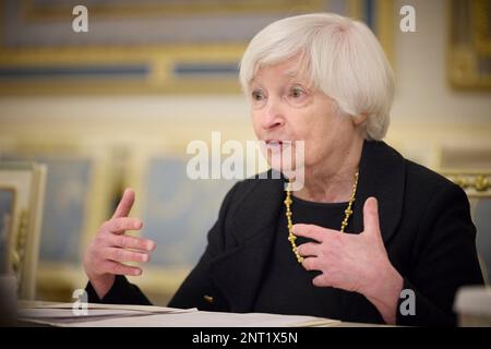 Kiev, Ucraina. 27th Feb, 2023. Janet Yellen, Segretario del Tesoro degli Stati Uniti, durante un incontro faccia a faccia tenuto dal Presidente ucraino Volodymyr Zelenskyy al Palazzo Mariinsky, 27 febbraio 2023 a Kyiv, Ucraina. Credit: Foto piscina/Ufficio stampa presidenziale ucraino/Alamy Live News Foto Stock