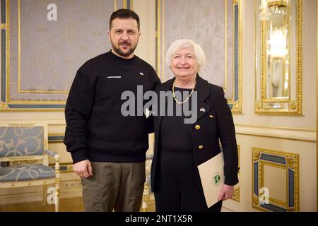 Kiev, Ucraina. 27th Feb, 2023. Il presidente ucraino Volodymyr Zelenskyy, a sinistra, si presenta con il segretario al Tesoro degli Stati Uniti Janet Yellen, a destra, all'arrivo per un incontro bilaterale al Palazzo Mariinsky, 27 febbraio 2023 a Kyiv, Ucraina. Credit: Foto piscina/Ufficio stampa presidenziale ucraino/Alamy Live News Foto Stock