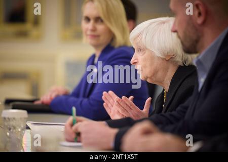 Kiev, Ucraina. 27th Feb, 2023. Janet Yellen, Segretario del Tesoro degli Stati Uniti, ha tenuto un incontro faccia a faccia, ospitato dal Presidente ucraino Volodymyr Zelenskyy, al Palazzo Mariinsky, 27 febbraio 2023 a Kyiv, Ucraina. Credit: Foto piscina/Ufficio stampa presidenziale ucraino/Alamy Live News Foto Stock