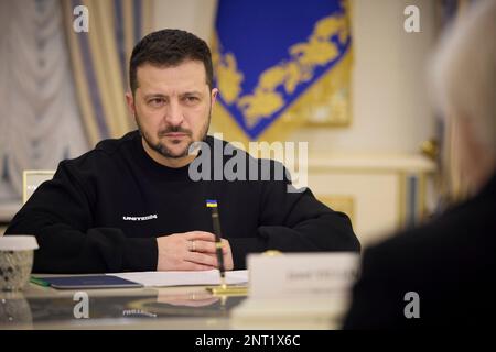 Kiev, Ucraina. 27th Feb, 2023. Il Presidente ucraino Volodymyr Zelenskyy durante un incontro faccia a faccia con il Segretario del Tesoro degli Stati Uniti Janet Yellen al Palazzo Mariinsky, 27 febbraio 2023 a Kyiv, Ucraina. Credit: Foto piscina/Ufficio stampa presidenziale ucraino/Alamy Live News Foto Stock