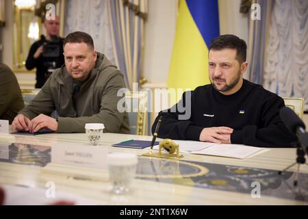 Kiev, Ucraina. 27th Feb, 2023. Il presidente ucraino Volodymyr Zelenskyy, di destra, ascolta durante un incontro bilaterale allargato con il segretario del Tesoro degli Stati Uniti Janet Yellen, di destra, e la delegazione al Palazzo Mariinsky, 27 febbraio 2023 a Kyiv, Ucraina. Credit: Foto piscina/Ufficio stampa presidenziale ucraino/Alamy Live News Foto Stock