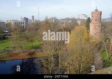 Paesaggio urbano con lo skyline di Nijmegen con il parco Kronenburger e il Kruittoren nei Paesi Bassi Foto Stock