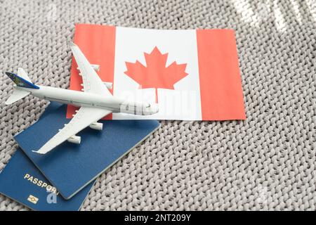 Vista dall'alto del passaporto, dell'aereo giocattolo, della bandiera del Canada Foto Stock