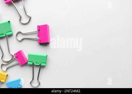 Clip Binder colorate su sfondo grigio Foto Stock
