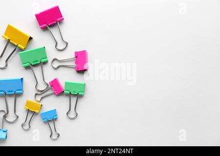 Clip Binder colorate su sfondo grigio Foto Stock