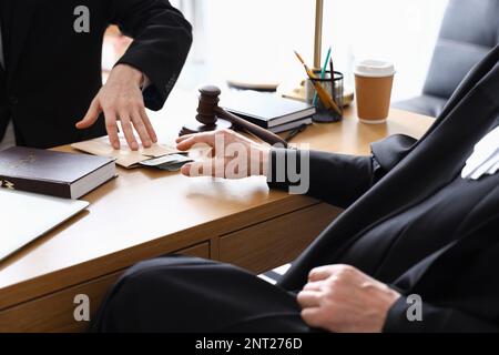 Giudice maturo che prende la tangente dall'uomo in tribunale Foto Stock