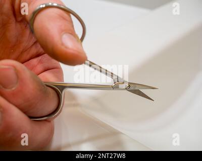 Forbici per manicure per unghie su sfondo bianco. Foto Stock