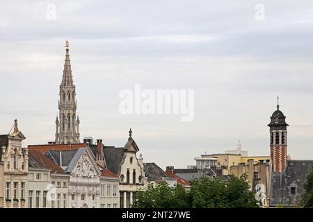 Vista di Bruxelles dal Mont des Arts con la Chiesa di Sainte Marie-Madeleine e il Municipio di Bruxelles. Foto Stock
