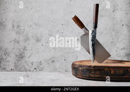 La cespugna e la scissione sporgono dal ceppo di legno Foto Stock