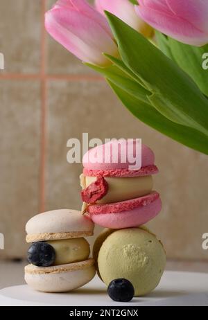 Macaron al forno con sapori diversi sul tavolo, dessert Foto Stock