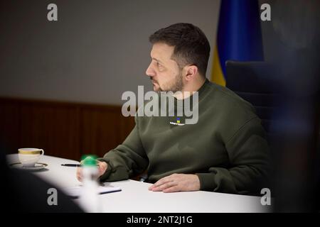 Kiev, Ucraina. 26th Feb, 2023. Il presidente ucraino Volodymyr Zelenskyy tiene un incontro con i rappresentanti dei media ucraini impegnati nell'organizzazione del telethon delle notizie Unite al Palazzo Mariinsky, 26 febbraio 2023 a Kyiv, Ucraina. Credit: Foto piscina/Ufficio stampa presidenziale ucraino/Alamy Live News Foto Stock