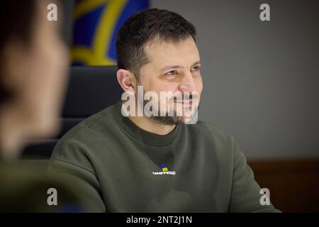 Kiev, Ucraina. 26th Feb, 2023. Il presidente ucraino Volodymyr Zelenskyy tiene un incontro con i rappresentanti dei media ucraini impegnati nell'organizzazione del telethon delle notizie Unite al Palazzo Mariinsky, 26 febbraio 2023 a Kyiv, Ucraina. Credit: Foto piscina/Ufficio stampa presidenziale ucraino/Alamy Live News Foto Stock