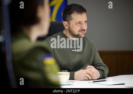 Kiev, Ucraina. 26th Feb, 2023. Il presidente ucraino Volodymyr Zelenskyy tiene un incontro con i rappresentanti dei media ucraini impegnati nell'organizzazione del telethon delle notizie Unite al Palazzo Mariinsky, 26 febbraio 2023 a Kyiv, Ucraina. Credit: Foto piscina/Ufficio stampa presidenziale ucraino/Alamy Live News Foto Stock