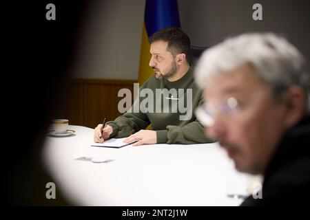 Kiev, Ucraina. 26th Feb, 2023. Il presidente ucraino Volodymyr Zelenskyy tiene un incontro con i rappresentanti dei media ucraini impegnati nell'organizzazione del telethon delle notizie Unite al Palazzo Mariinsky, 26 febbraio 2023 a Kyiv, Ucraina. Credit: Foto piscina/Ufficio stampa presidenziale ucraino/Alamy Live News Foto Stock