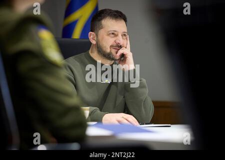 Kiev, Ucraina. 26th Feb, 2023. Il presidente ucraino Volodymyr Zelenskyy tiene un incontro con i rappresentanti dei media ucraini impegnati nell'organizzazione del telethon delle notizie Unite al Palazzo Mariinsky, 26 febbraio 2023 a Kyiv, Ucraina. Credit: Foto piscina/Ufficio stampa presidenziale ucraino/Alamy Live News Foto Stock