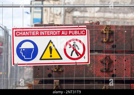 Targhetta che riporta in francese "Chantier interdit au public", che significa in inglese "cantiere vietato al pubblico". Foto Stock