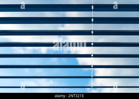 Tende per finestre di fronte al cielo blu Foto Stock