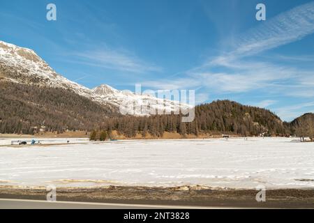 Silvaplana, Svizzera, 21 febbraio 2023 incredibile panorama invernale sul lago di Silvaplana Foto Stock