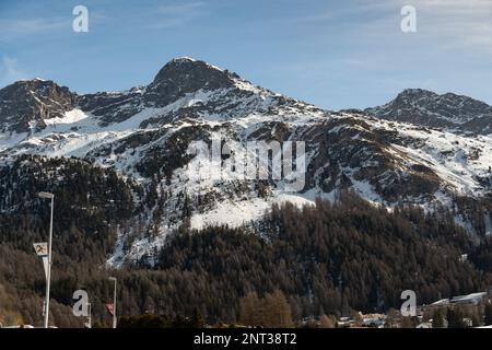 Silvaplana, Svizzera, 21 febbraio 2023 incredibile panorama invernale sul lago di Silvaplana Foto Stock