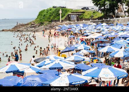 Salvador, Bahia, Brasile - 14 gennaio 2022: Migliaia di persone e turisti si divertono alla spiaggia di Porto da barra a Salvador, Bahia. Foto Stock