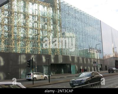 La facciata decorata in vetro del grande magazzino John Lewis nel centro commerciale Highcross di Leicester. Foto Stock