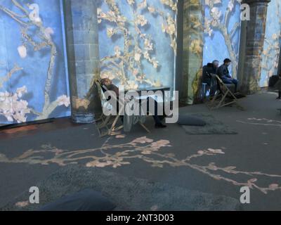 Arte immersiva: Un nuovo modo per sperimentare le opere di Van Gogh come il dipinto "Almond Blossom" proiettato nel 3D in una vecchia chiesa di Leicester. Foto Stock