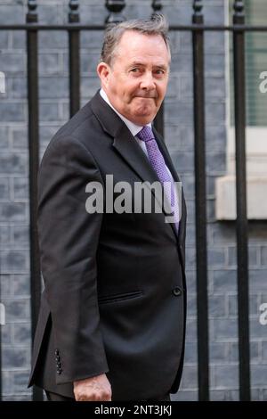 Downing Street, Londra, Regno Unito. 27th febbraio 2023. Liam Fox, deputato conservatore del Somerset settentrionale, lascia Downing Street 10 il giorno in cui il primo ministro Rishi Sunak e il presidente dell'Unione europea Ursula von der Leyen ae si aspettavano di portare a termine il protocollo dell'Irlanda del Nord a Windsor. Foto di Amanda Rose/Alamy Live News Foto Stock