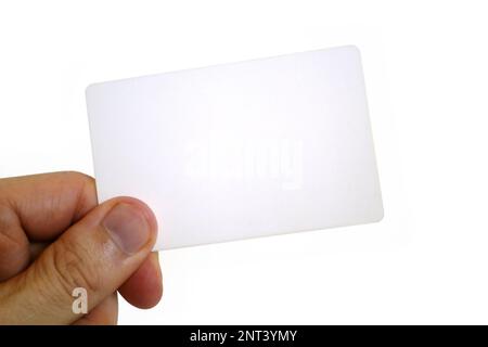 Primo piano sulle dita di un uomo che tiene una scheda di plastica vuota. Foto Stock