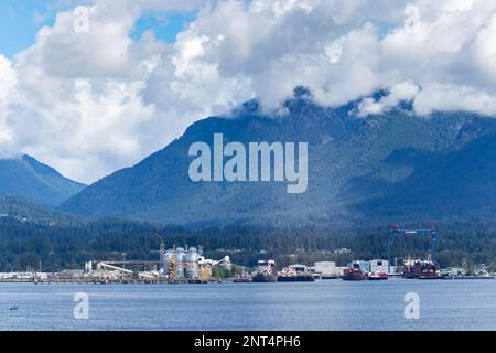 Fitte nuvole sulle montagne costiere, Vancouver, BC, Canada Foto Stock