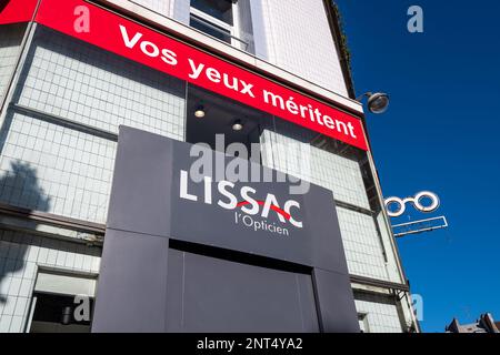 Segno dello storico negozio Lissac situato rue de Rivoli a Parigi, Francia. Lissac è un'azienda francese specializzata in occhiali e ottica Foto Stock