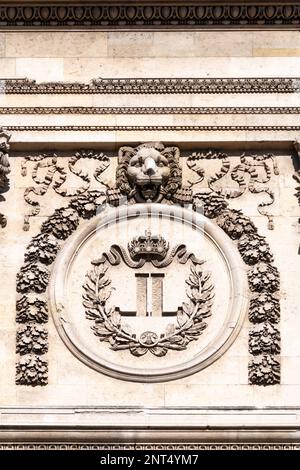 Monogramma reale di Luigi XVIII, re di Francia, composto da due lettere L rivolte l'una verso l'altra, intagliate sulla facciata esterna del Louvre Foto Stock