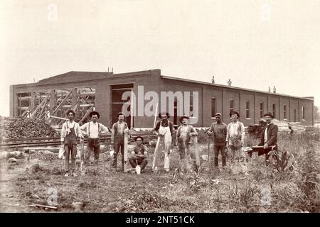 Operai all'inizio degli anni '1900, operai edili, costruttori, costruzione sotto costruzione anni '1900, inizio del secolo Foto Stock