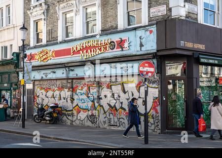 Il famoso mercato di Portobello 177 su Portobello Road nel quartiere di Notting Hill di Londra, Inghilterra Foto Stock