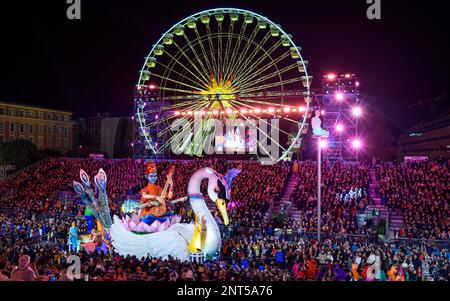 Galleggia di notte (il Drago di Naga) alla 150th sfilata annuale di luci di Carnevale a Nizza, Place Masséna, sulla Costa Azzurra. Foto Stock