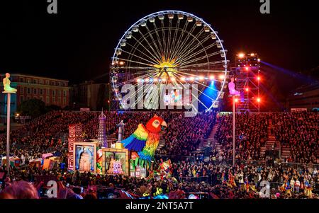 Galleggia di notte (il Drago di Naga) alla 150th sfilata annuale di luci di Carnevale a Nizza, Place Masséna, sulla Costa Azzurra. Foto Stock