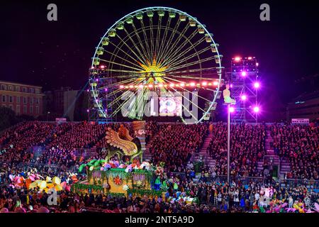 Galleggia di notte (il Drago di Naga) alla 150th sfilata annuale di luci di Carnevale a Nizza, Place Masséna, sulla Costa Azzurra. Foto Stock