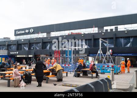 Euston, Londra, Regno Unito. 27th febbraio, 2023. HS2 Ltd stanno facendo grandi quantità di costruzione per il nuovo capolinea della stazione ferroviaria di Londra Euston 2 High Speed Rail e lo svincolo della metropolitana di Londra. La settimana scorsa HS2 ha avviato deviazioni di utility nella Euston Road, che sta rallentando il traffico. I residenti che vivono nella zona di Euston devono sopportare HS2 ore di rumore, polvere e disagi che un residente ha descritto oggi come 'inferno sulla terra senza fine in vista'. Credit: Maureen McLean/Alamy Live News Foto Stock