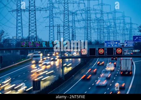 Autostrada A57 nei pressi di Kaarst, nel quartiere Reno di Neuss, vista in direzione dello svincolo autostradale di Kaarst, forte traffico fuori picco, linea aerea Foto Stock