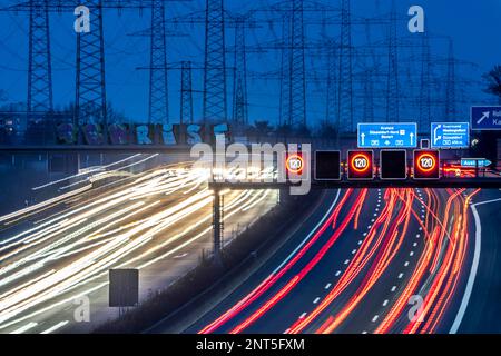 Autostrada A57 nei pressi di Kaarst, nel quartiere Reno di Neuss, vista in direzione dello svincolo autostradale di Kaarst, forte traffico fuori picco, linea aerea Foto Stock