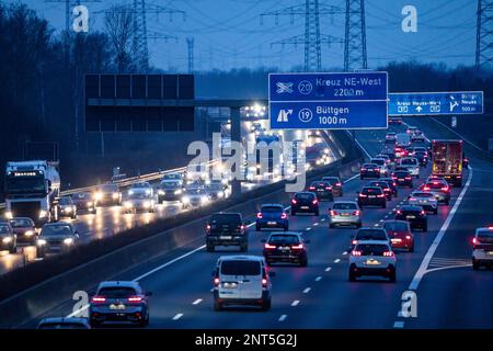 Autostrada A57 nei pressi di Kaarst, nel quartiere Reno di Neuss, vista in direzione dello svincolo di Büttgen, forte traffico fuori picco, linea elettrica aerea ro Foto Stock